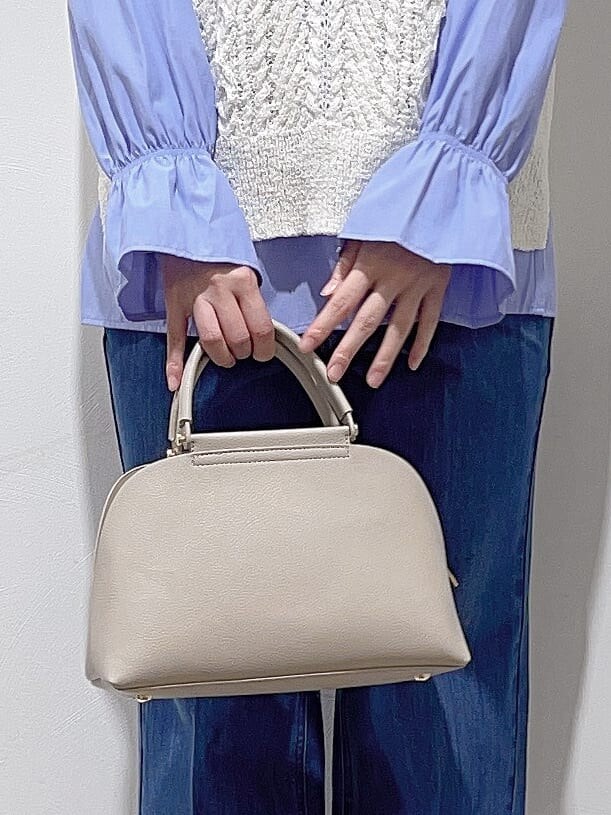 ホワイト系のニット/セーター、ブルー系のシャツ/ブラウス、ブルー系のデニムパンツを着用したレディースの冬コーディネートの9枚目の写真