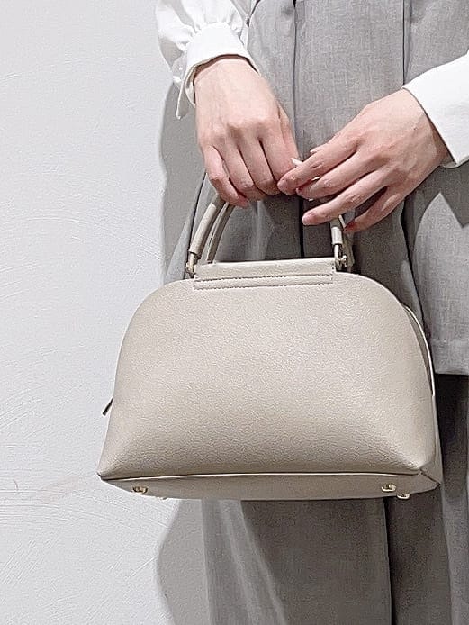 グレー系のシャツ/ブラウス、グレー系のその他パンツ、グレー系のハンドバッグを着用したレディースの冬コーディネートの7枚目の写真