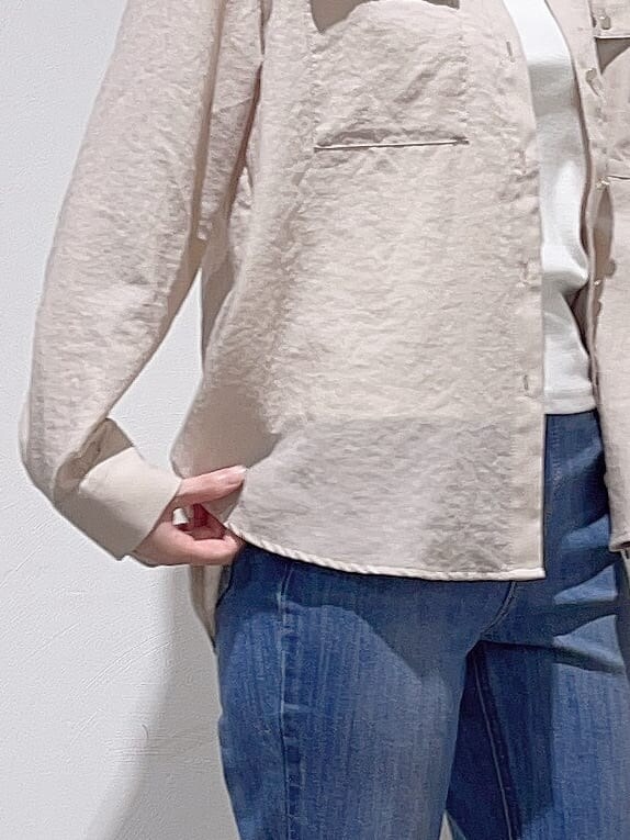 ベージュ系のシャツ/ブラウス、ホワイト系のタンクトップ、ブルー系のデニムパンツを着用したレディースの春コーディネートの5枚目の写真