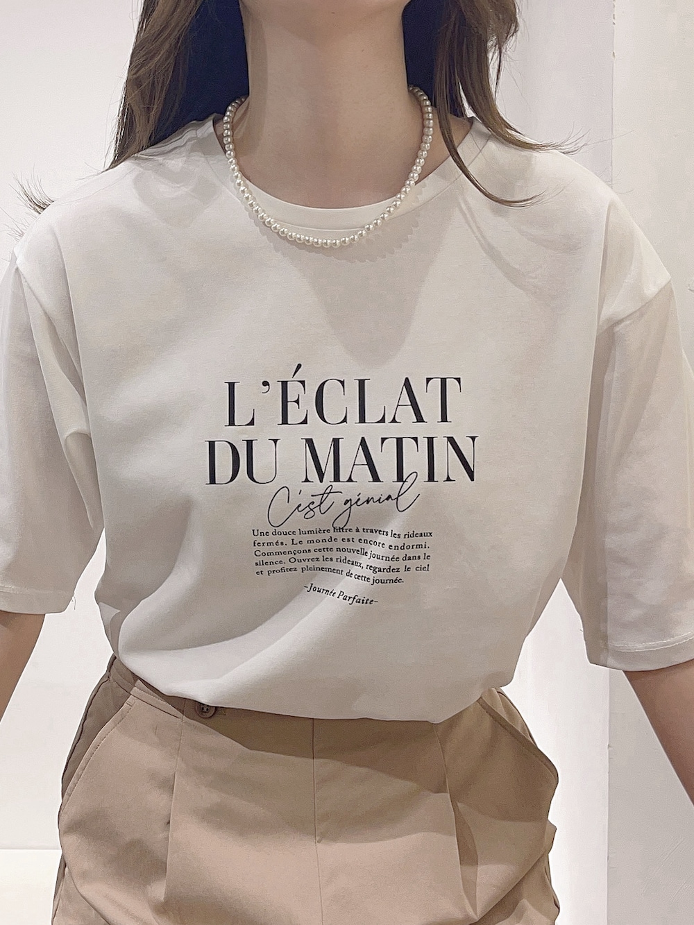 ホワイト系のトートバッグ、ホワイト系のTシャツ/カットソー、ベージュ系のその他パンツを着用したレディースの春コーディネートの8枚目の写真