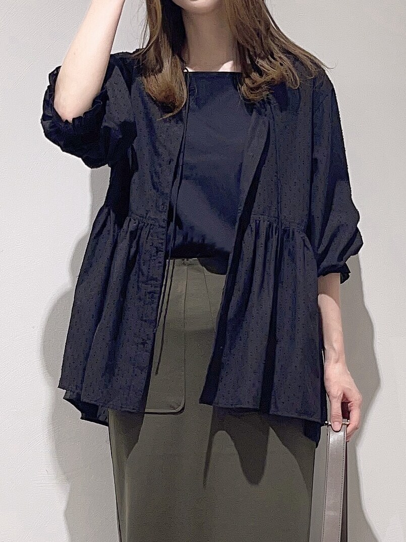 ブラック系のシャツ/ブラウス、ブラック系のTシャツ/カットソー、ブラウン系のショルダーバッグを着用したレディースの秋コーディネートの4枚目の写真