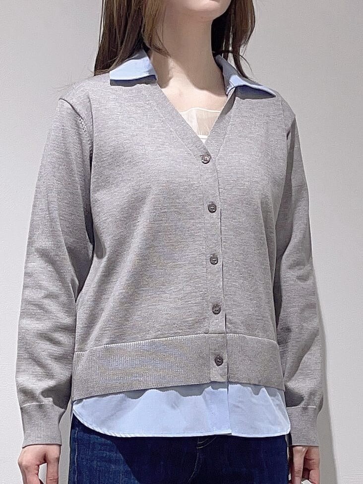 グレー系のカーディガン/ボレロ、ホワイト系のタンクトップ、ブルー系のデニムパンツを着用したレディースの冬コーディネートの4枚目の写真