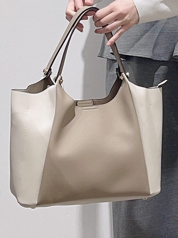 グレー系のワンピース、ホワイト系のニット/セーター、ベージュ系のトートバッグを着用したレディースの春コーディネートの7枚目の写真