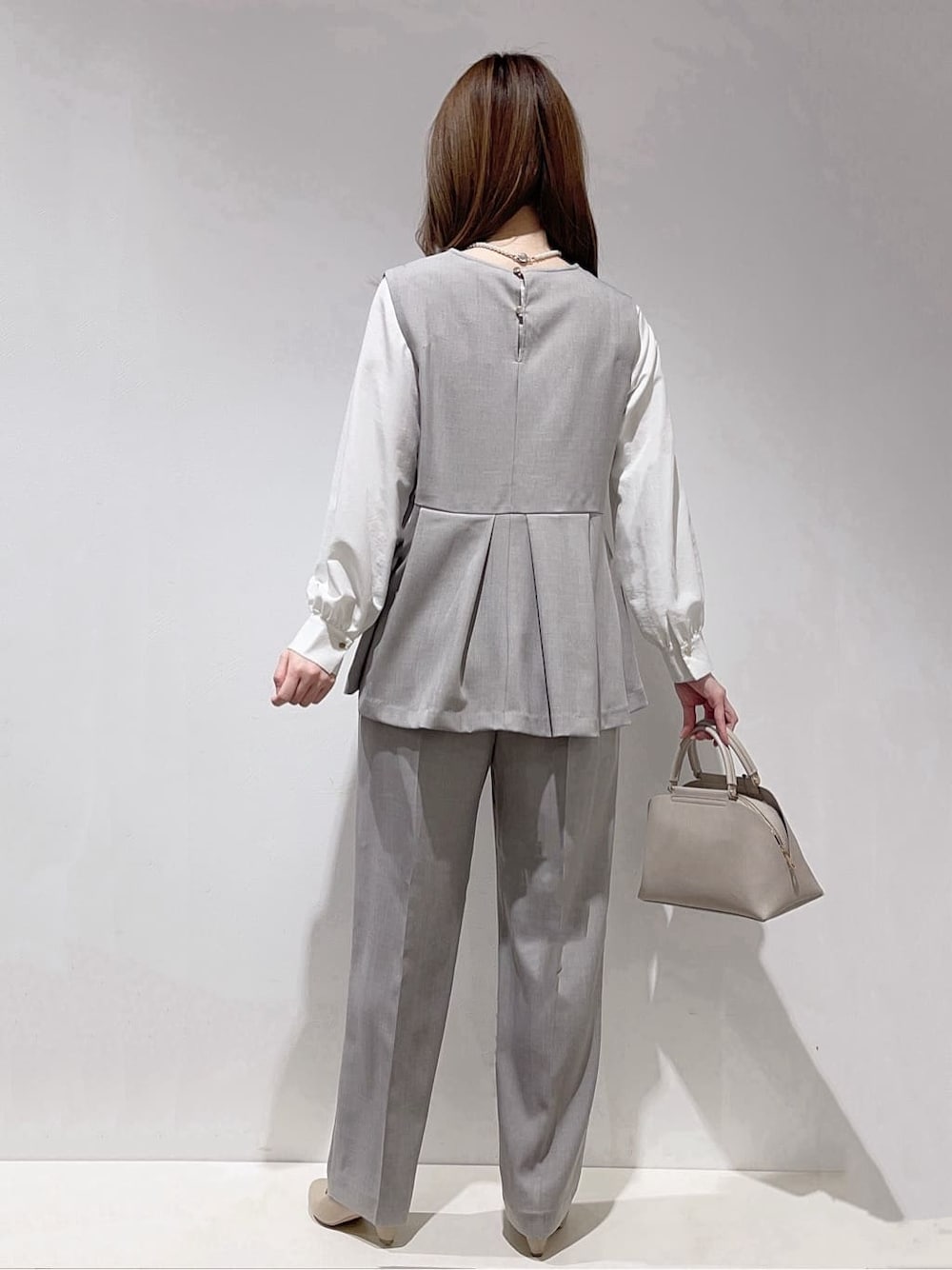 グレー系のシャツ/ブラウス、グレー系のその他パンツ、グレー系のハンドバッグを着用したレディースの冬コーディネートの3枚目の写真