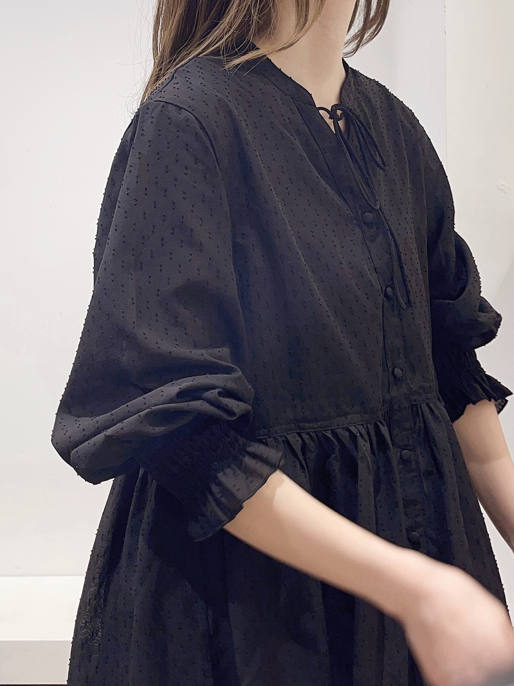 ブラック系のシャツ/ブラウス、ブラック系のTシャツ/カットソー、グレー系のその他パンツを着用したレディースの夏コーディネートの7枚目の写真