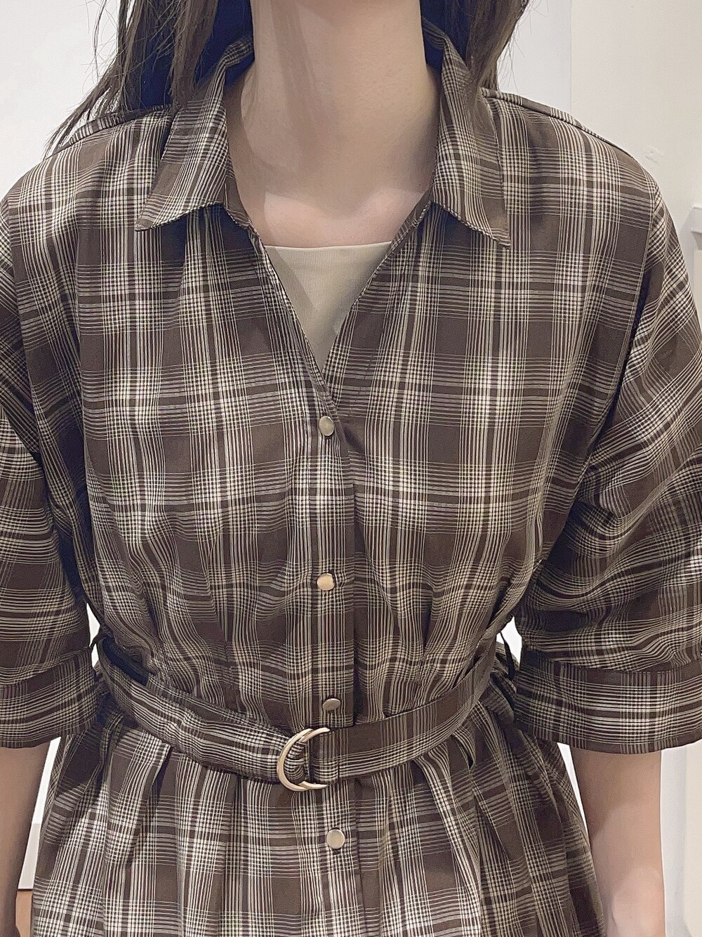 ブラウン系のワンピース、ホワイト系のTシャツ/カットソー、ベージュ系のショルダーバッグを着用したレディースの秋コーディネートの4枚目の写真