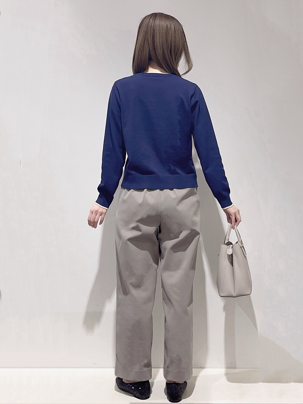 ブルー系のカーディガン/ボレロ、グレー系のその他パンツ、グレー系のトートバッグを着用したレディースの春コーディネートの3枚目の写真