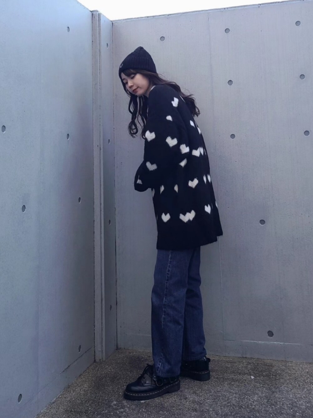 ブラック系のダウンジャケット/コート、ブルー系のデニムパンツ、ブラック系のブーツを着用したレディースの秋コーディネートの2枚目の写真