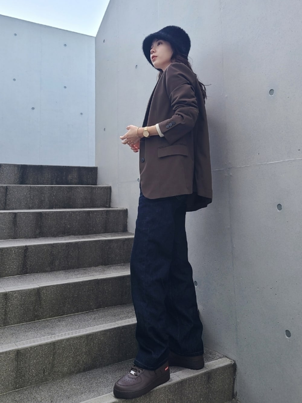 「スニーカー、バケットハット、デニム、デニムパンツ、腕時計、今日のコスメと服、休日スタイル、きれいめカジュアル、冬コーデ、ブラウン、エアフォースワン、NIKE、お出かけコーデ、ゴールドアクセ、プチプラ」|「BEAMS HEARTのBEAMS HEART / フェイクファー バケット ハット(ハット、ブラック系)」を使った、ARINA / 杉本侑菜さん(レディース・163cm)の冬コーディネートの2枚目の写真