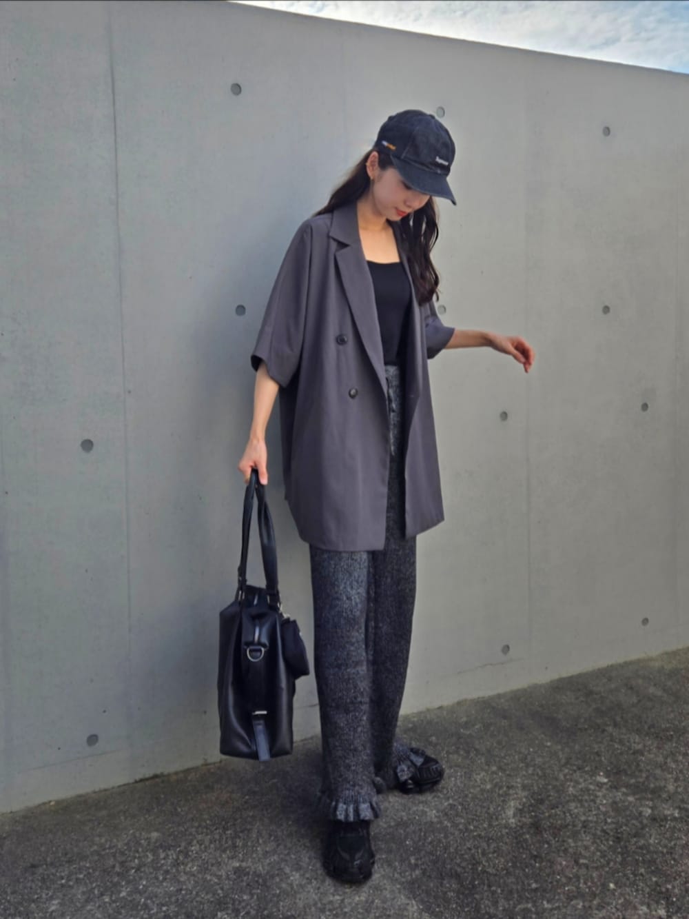 ブラック系のその他パンツ、グレー系のテーラードジャケット、ブラック系のスニーカーを着用したレディースの秋コーディネートの3枚目の写真