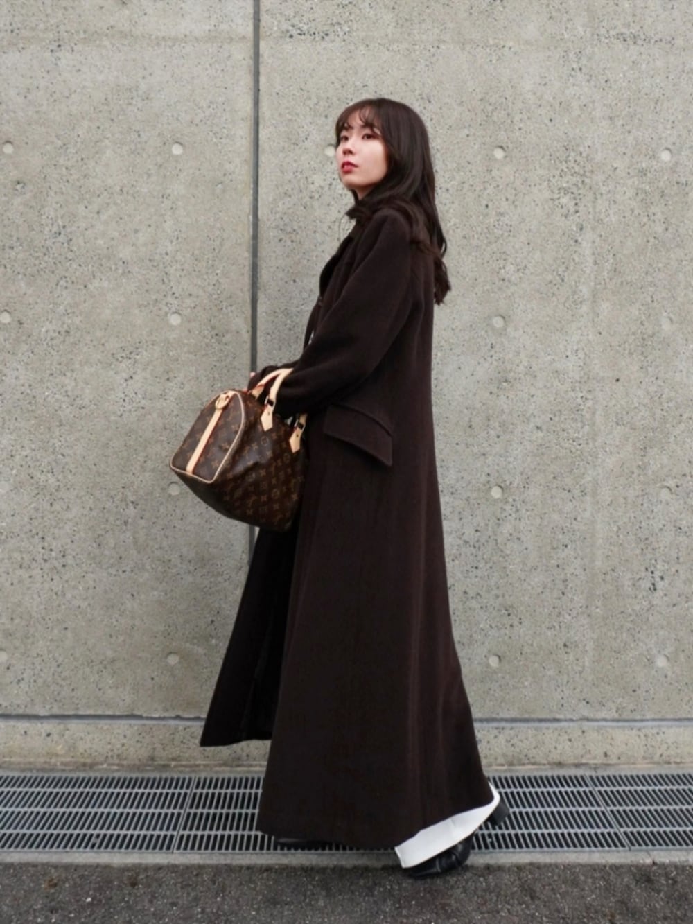 グリーン系のニット/セーター、ホワイト系のその他パンツ、ブラウン系のジャケット/アウターを着用したレディースの冬コーディネートの2枚目の写真