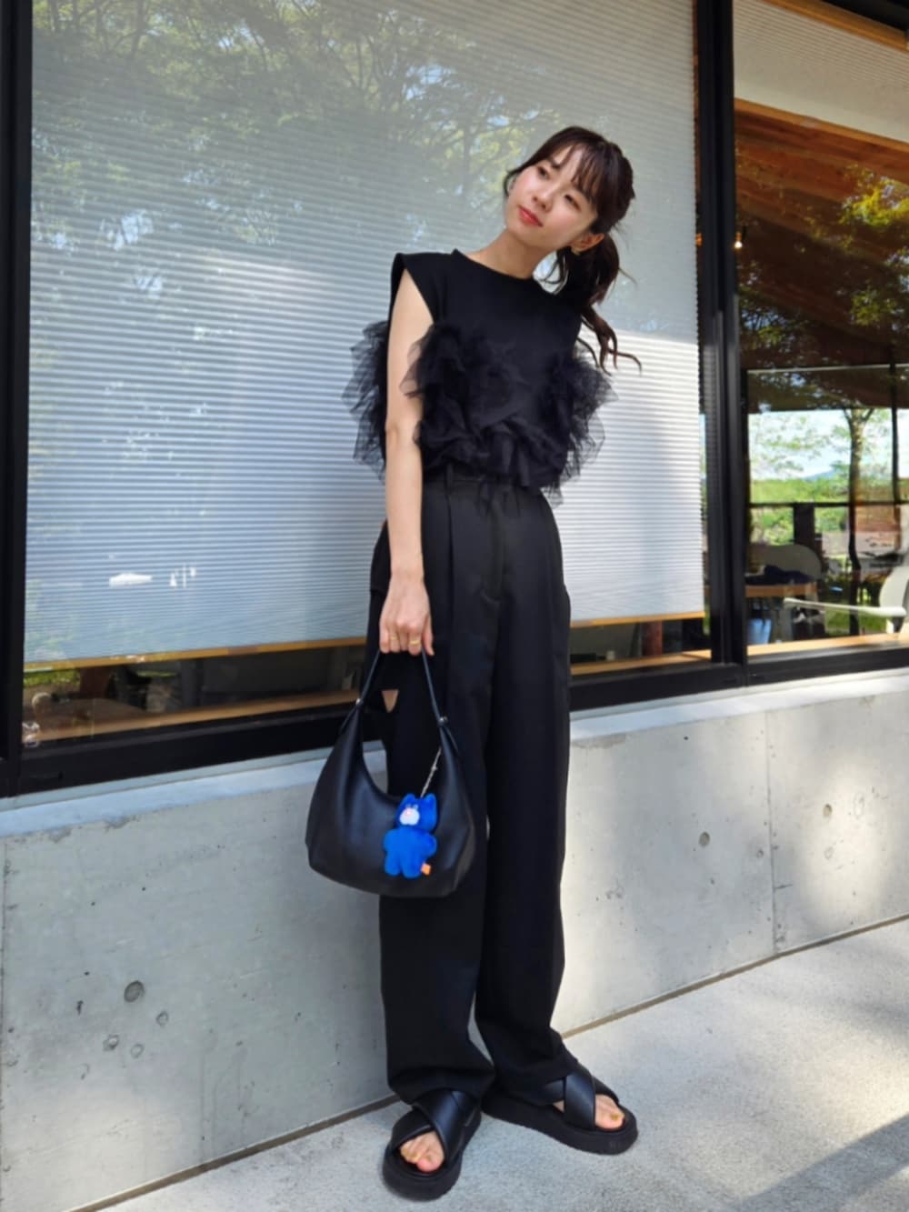 ブラック系のその他パンツ、ブラック系のハンドバッグ、ブラック系のサンダルを着用したレディースの秋コーディネートの4枚目の写真