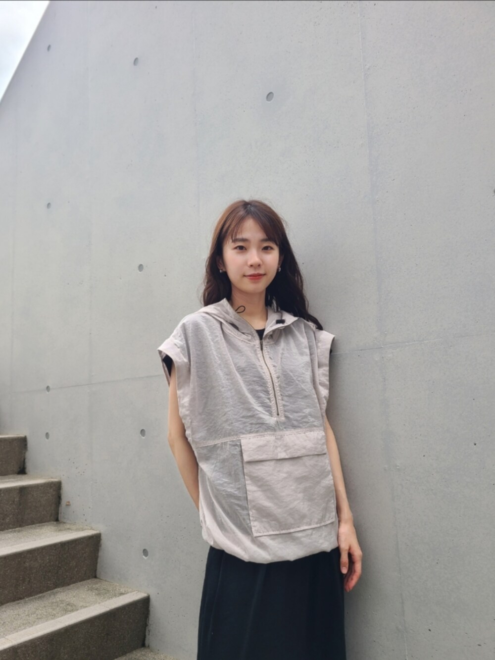 グレー系のシャツ/ブラウス、ブラック系のワンピース、シルバー系のピアス（両耳用）を着用したレディースの夏コーディネートの3枚目の写真