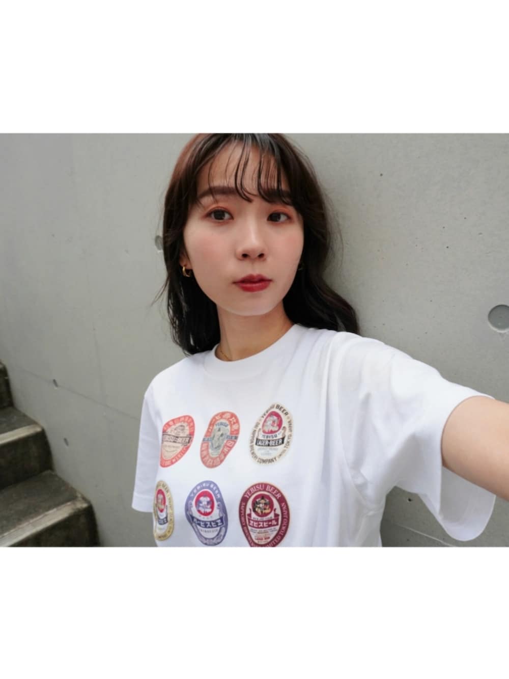 ホワイト系のTシャツ/カットソー、ブルー系のオールインワン・サロペット、その他のスニーカーを着用したレディースの春コーディネートの4枚目の写真