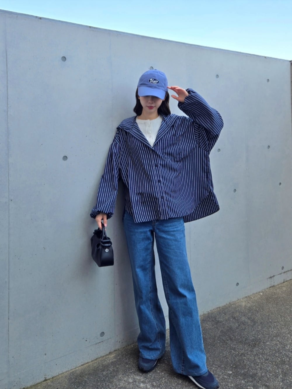 ブルー系のシャツ/ブラウス、ベージュ系のMA-1、ベージュ系のカーディガン/ボレロを着用したレディースの春コーディネートの4枚目の写真