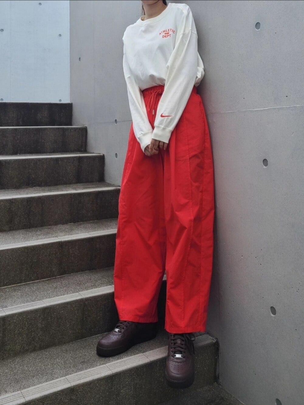 ブルー系のデニムジャケット、ホワイト系のTシャツ/カットソー、ブラウン系のスニーカーを着用したレディースの春コーディネートの4枚目の写真