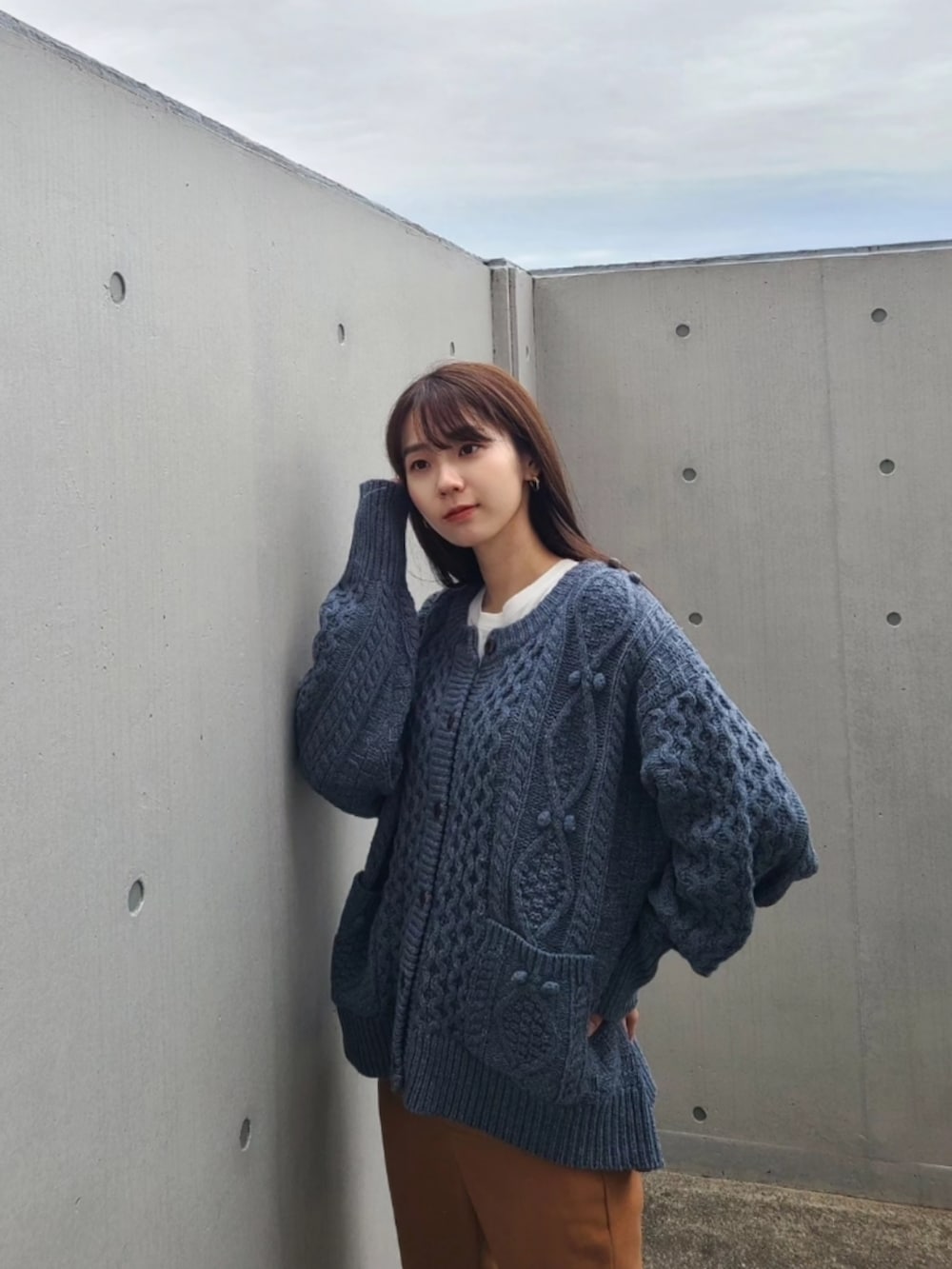 ブルー系のカーディガン/ボレロ、ブラウン系のパンツ、ホワイト系のその他シューズを着用したレディースの秋コーディネートの2枚目の写真