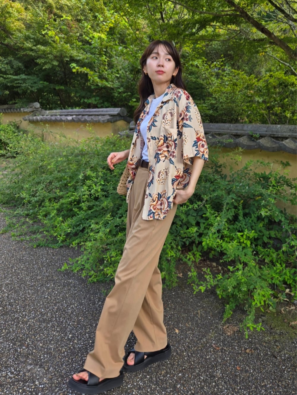 「夏コーデ、古着MIX、ワイドパンツ、サンダル、白Tシャツ、かごバッグ、お出かけコーデ、休日スタイル、アロハシャツ、シャツスタイル、パンツスタイル、厚底サンダル」｜「floristの【軽量】トライアングルクロシェ編みトートバッグ/かごバッグ（かごバッグ、ブラウン系）」を使った、ARINA / 杉本侑菜さん（骨格ウェーブ・レディース・163cm）の秋コーディネートの3枚目の写真