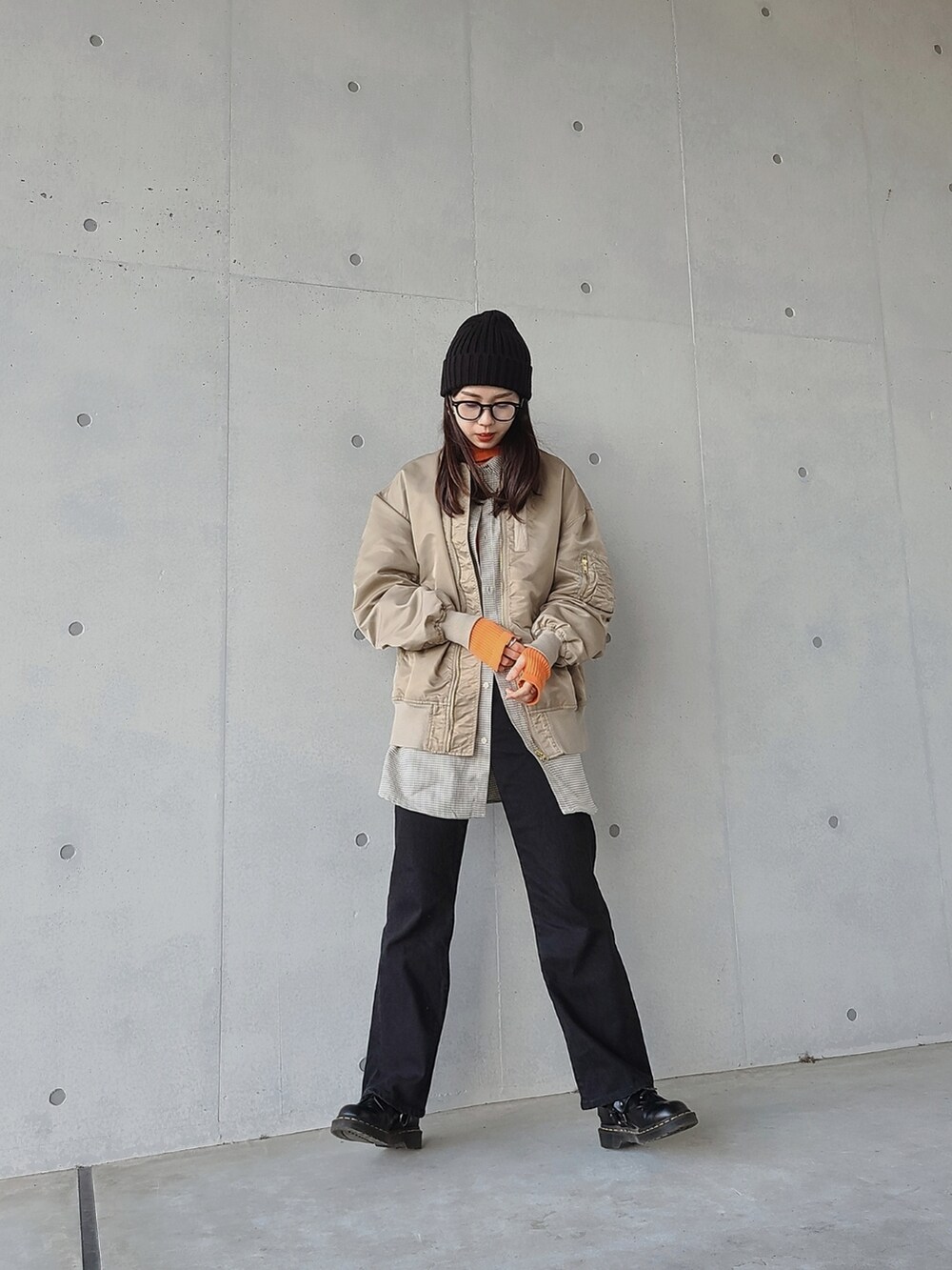 その他のシャツ/ブラウス、オレンジ系のニット/セーター、ブラック系のデニムパンツを着用したレディースの冬コーディネートの2枚目の写真