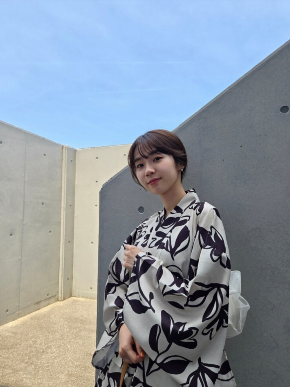 ブラウン系のかごバッグ、ベージュ系の浴衣、シルバー系のピアス（両耳用）を着用したレディースの夏コーディネートの3枚目の写真