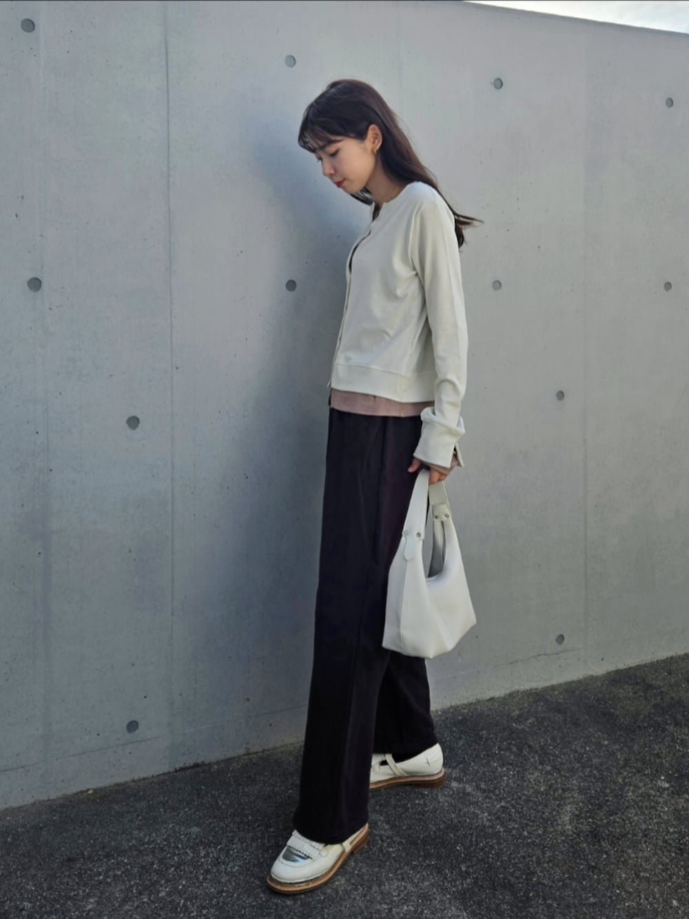 ホワイト系のその他シューズ、ベージュ系のカーディガン/ボレロ、ブラウン系のスウェットパンツを着用したレディースの夏コーディネートの3枚目の写真