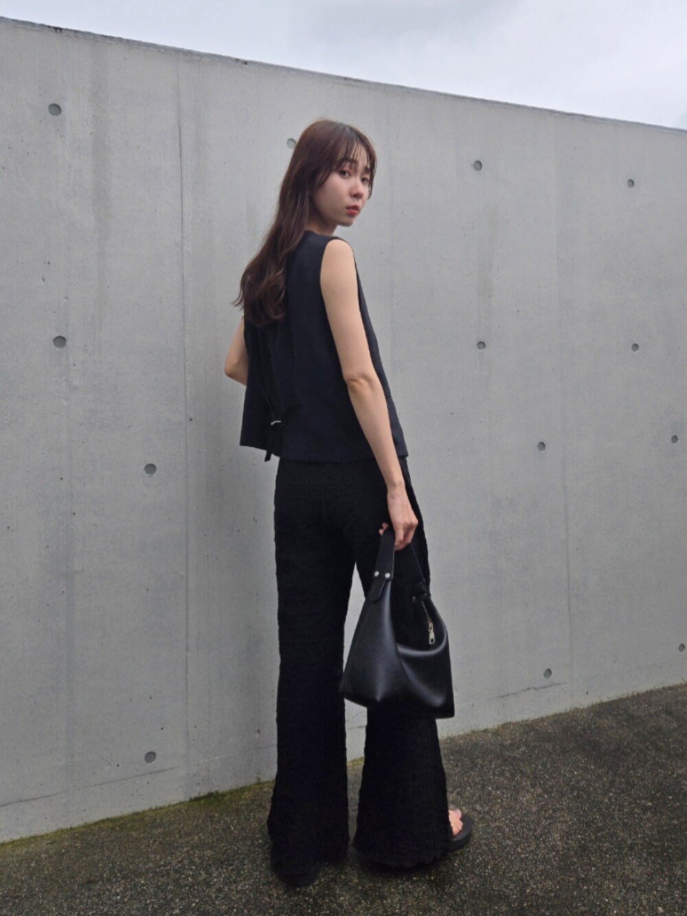 ブラック系のその他パンツ、ブラック系のハンドバッグ、ブラック系のサンダルを着用したレディースの夏コーディネートの4枚目の写真