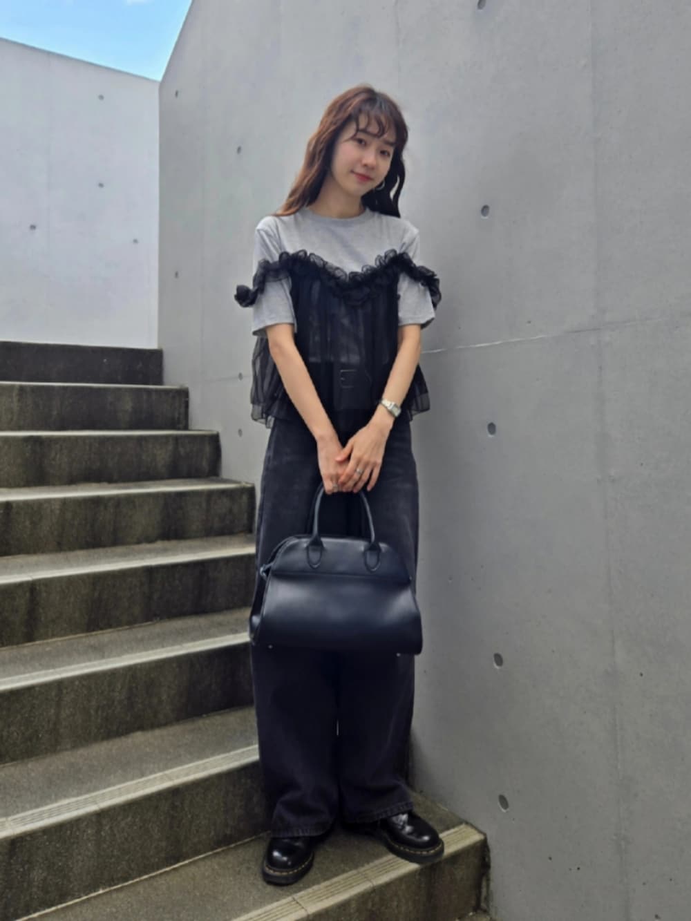 グレー系のTシャツ/カットソー、ブラック系のボストンバッグ、ブラック系のブーツを着用したレディースの春コーディネートの3枚目の写真