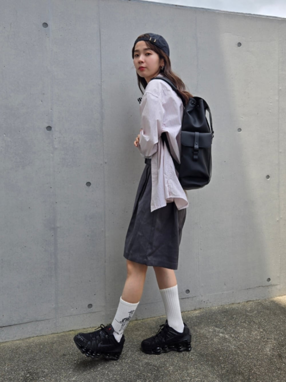 「夏ルックで気分アップ、ハーフパンツ、キャップ、キャップ女子、キャップ後ろかぶり、シャツスタイル、ストライプシャツ、Tシャツ、白Tシャツ、ソックス、スニーカー、お出かけコーデ、休日スタイル、リュック、夏コーデ」｜「GASTON LUGAのアイテム（バックパック/リュック、ブラック系）」を使った、ARINA / 杉本侑菜さん（骨格ウェーブ・レディース・163cm）の夏コーディネートの2枚目の写真