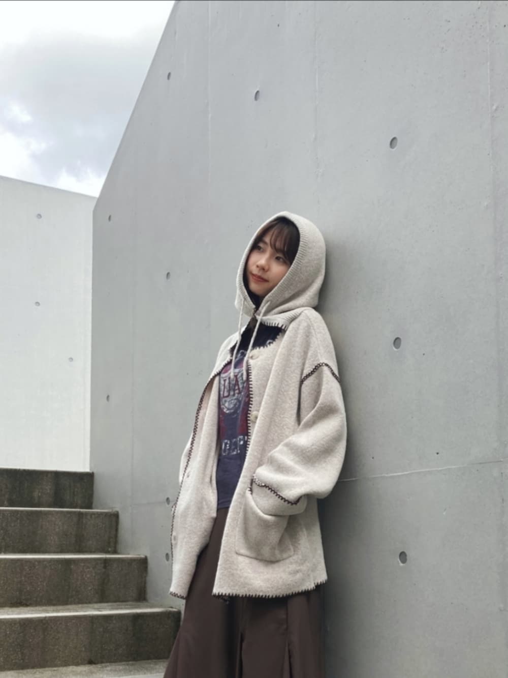 ブラック系のスニーカー、ホワイト系のカーディガン/ボレロを着用したレディースの秋コーディネートの3枚目の写真