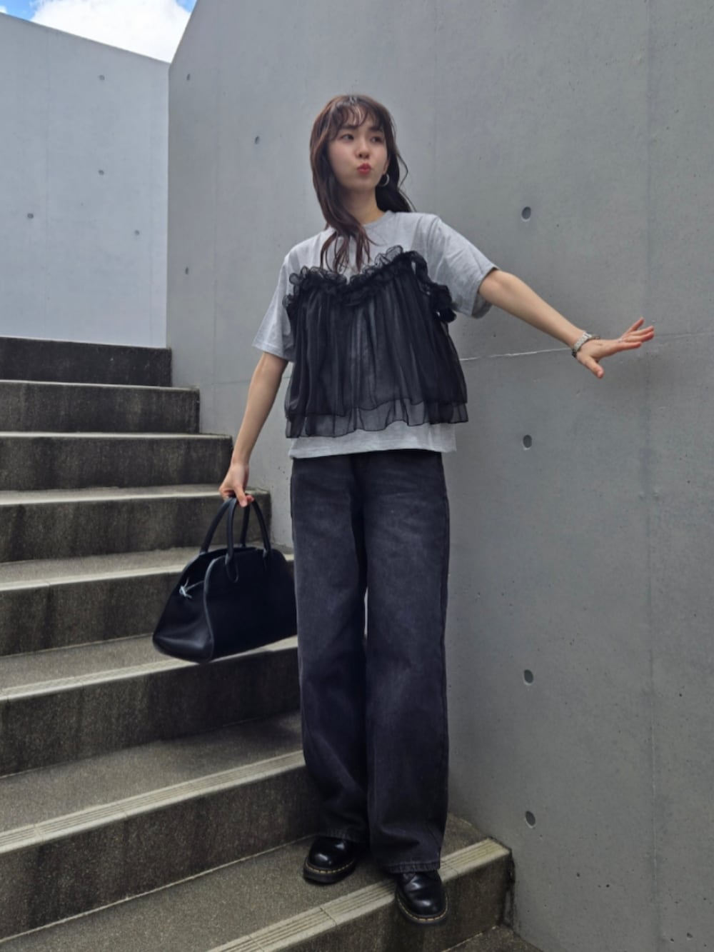 グレー系のTシャツ/カットソー、ブラック系のボストンバッグ、ブラック系のブーツを着用したレディースの春コーディネートの5枚目の写真