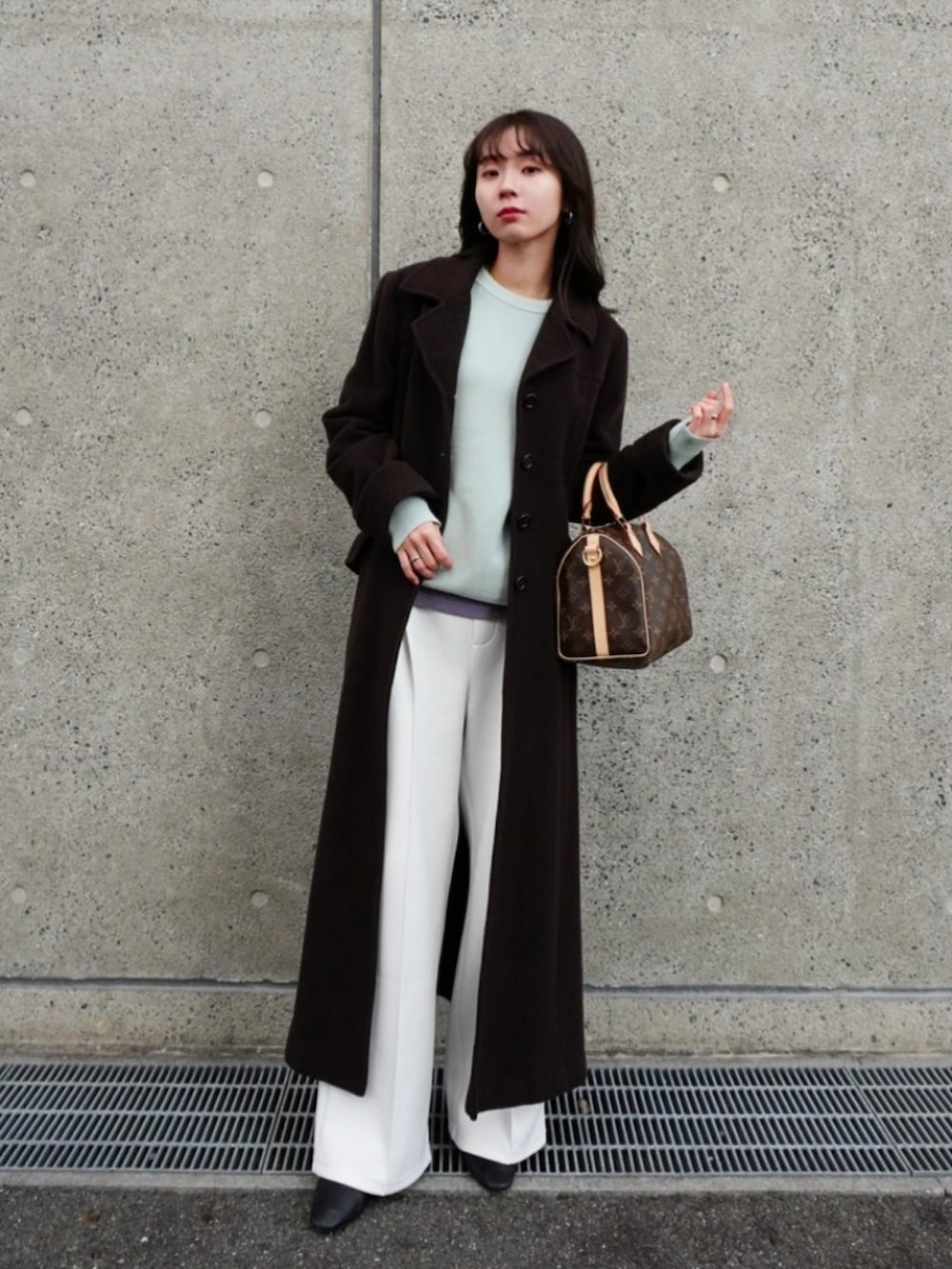 グリーン系のニット/セーター、ホワイト系のその他パンツ、ブラウン系のジャケット/アウターを着用したレディースの冬コーディネートの4枚目の写真