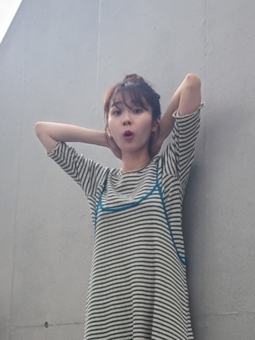 グリーン系のワンピース、グリーン系のTシャツ/カットソー、ホワイト系のスニーカーを着用したレディースの夏コーディネートの4枚目の写真