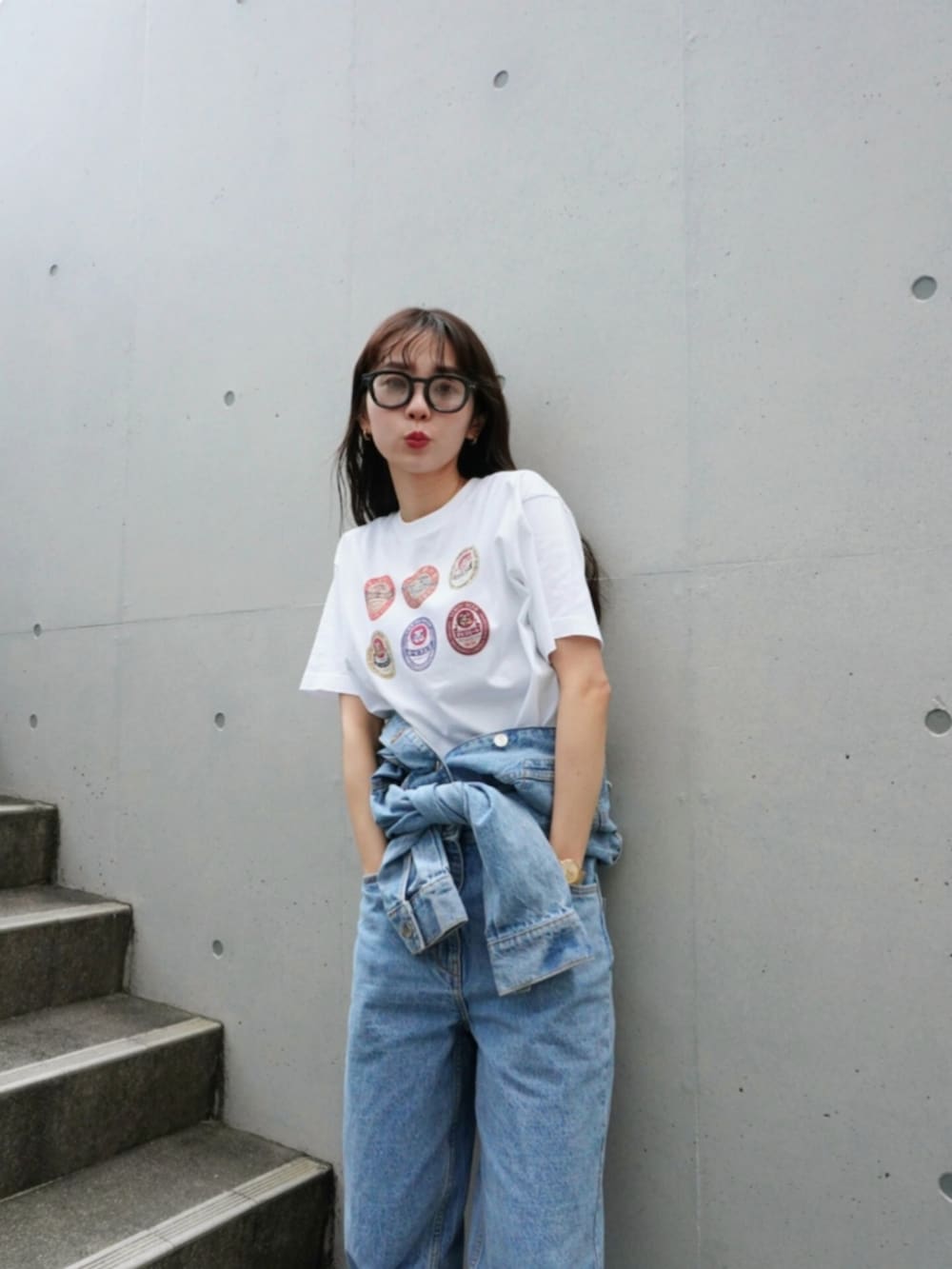 ホワイト系のTシャツ/カットソー、ブルー系のオールインワン・サロペット、その他のスニーカーを着用したレディースの春コーディネートの2枚目の写真