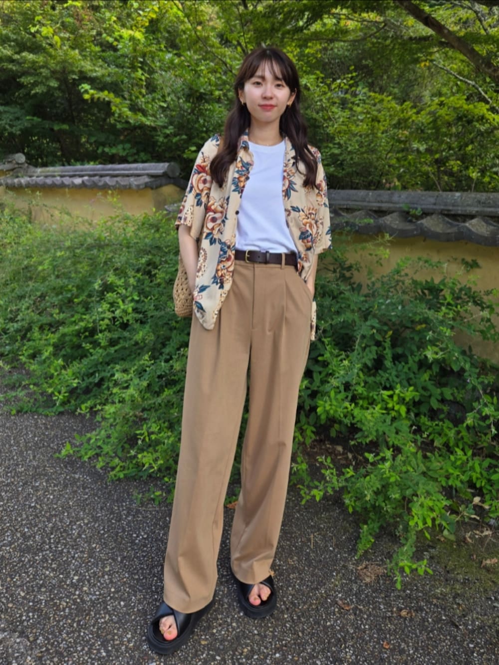 「夏コーデ、古着MIX、ワイドパンツ、サンダル、白Tシャツ、かごバッグ、お出かけコーデ、休日スタイル、アロハシャツ、シャツスタイル、パンツスタイル、厚底サンダル」｜「floristの【軽量】トライアングルクロシェ編みトートバッグ/かごバッグ（かごバッグ、ブラウン系）」を使った、ARINA / 杉本侑菜さん（骨格ウェーブ・レディース・163cm）の秋コーディネートの2枚目の写真