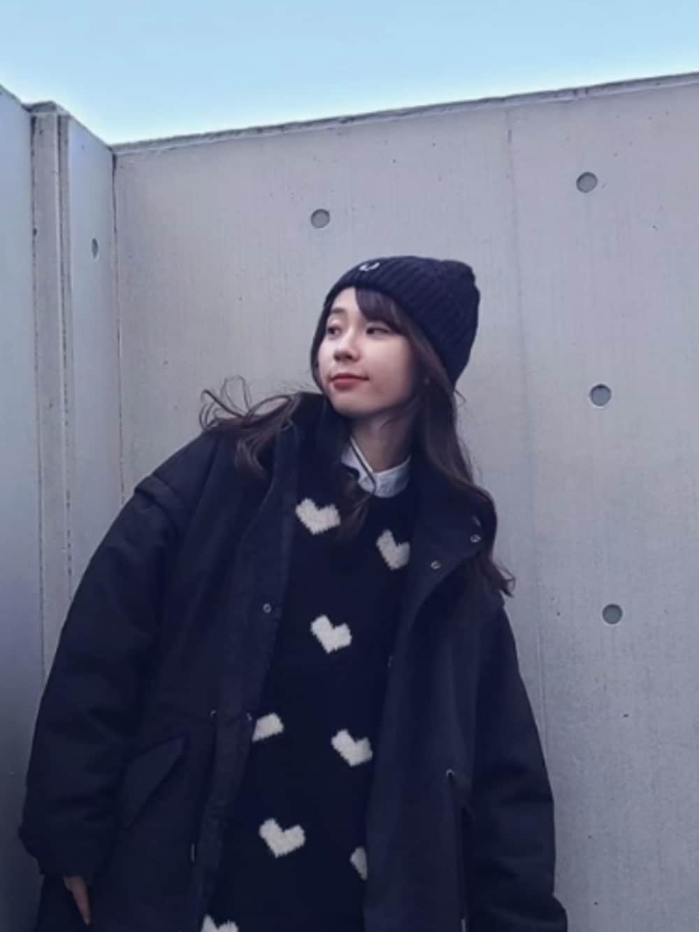 ブラック系のダウンジャケット/コート、ブルー系のデニムパンツ、ブラック系のブーツを着用したレディースの秋コーディネートの4枚目の写真