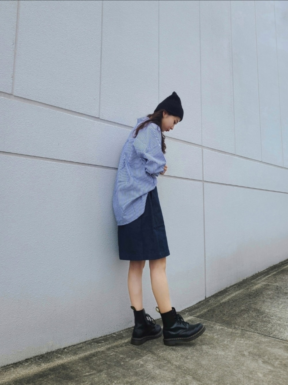 ブルー系のシャツ/ブラウス、ブルー系のスカート、ブラック系のブーツを着用したレディースの夏コーディネートの2枚目の写真