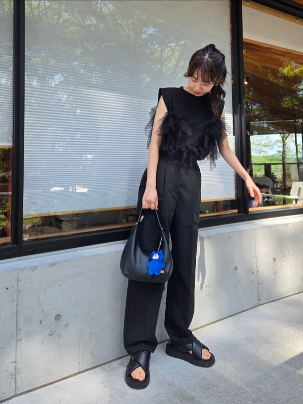 ブラック系のその他パンツ、ブラック系のハンドバッグ、ブラック系のサンダルを着用したレディースの秋コーディネートの2枚目の写真