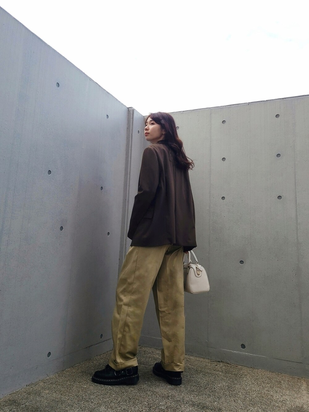 ベージュ系のチノパンツ、ブラウン系のジャケット/アウター、ホワイト系のTシャツ/カットソーを着用したレディースの冬コーディネートの3枚目の写真