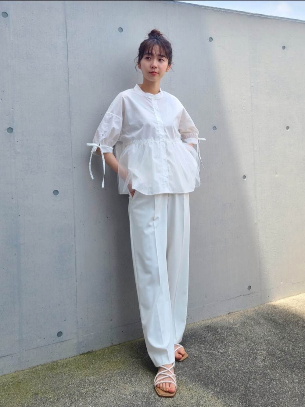 ホワイト系のシャツ/ブラウス、ホワイト系のパンツを着用したレディースの春コーディネートの2枚目の写真