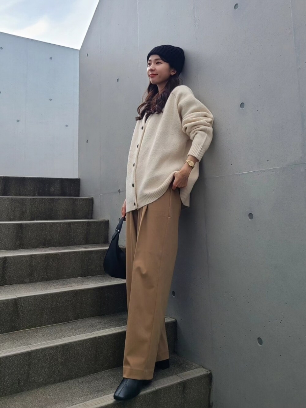 「きれいめカジュアル、ニット帽、カーディガン、ワイドパンツ、今日のコスメと服、お出かけコーデ、淡色コーデ、休日スタイル、冬コーデ、プチプラ、ブーツ、ハンドバッグ、ニット、ニットカーディガン、パンツスタイル」|「Crispのオーバーソフトニットカーディガン(カーディガン/ボレロ、ホワイト系)」を使った、ARINA / 杉本侑菜さん(レディース・163cm)の冬コーディネートの2枚目の写真