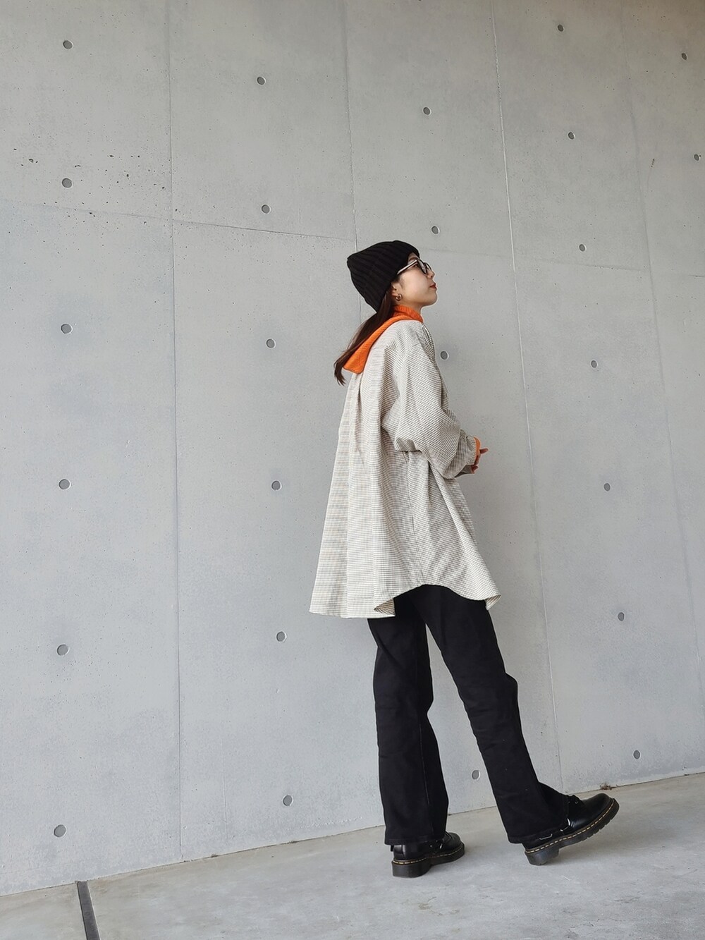 その他のシャツ/ブラウス、オレンジ系のニット/セーター、ブラック系のデニムパンツを着用したレディースの冬コーディネートの3枚目の写真