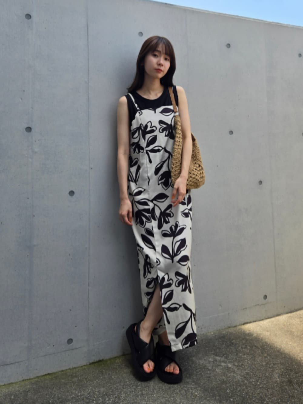 ブラック系のサンダル、ブラウン系のかごバッグ、ベージュ系の浴衣を着用したレディースの夏コーディネートの2枚目の写真