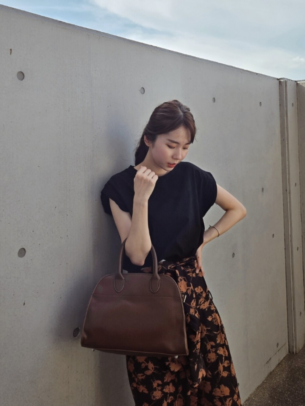 ブラック系のサンダル、ブラック系のTシャツ/カットソー、ブルー系のつなぎ/オールインワンを着用したレディースの夏コーディネートの2枚目の写真