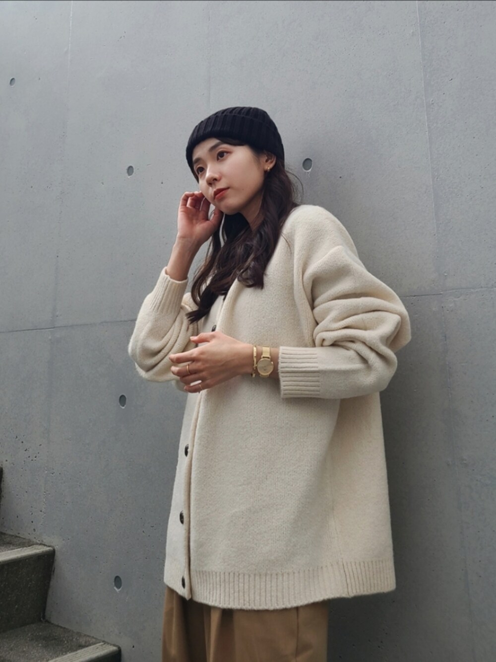 「きれいめカジュアル、ニット帽、カーディガン、ワイドパンツ、今日のコスメと服、お出かけコーデ、淡色コーデ、休日スタイル、冬コーデ、プチプラ、ブーツ、ハンドバッグ、ニット、ニットカーディガン、パンツスタイル」|「Crispのオーバーソフトニットカーディガン(カーディガン/ボレロ、ホワイト系)」を使った、ARINA / 杉本侑菜さん(レディース・163cm)の冬コーディネートの4枚目の写真