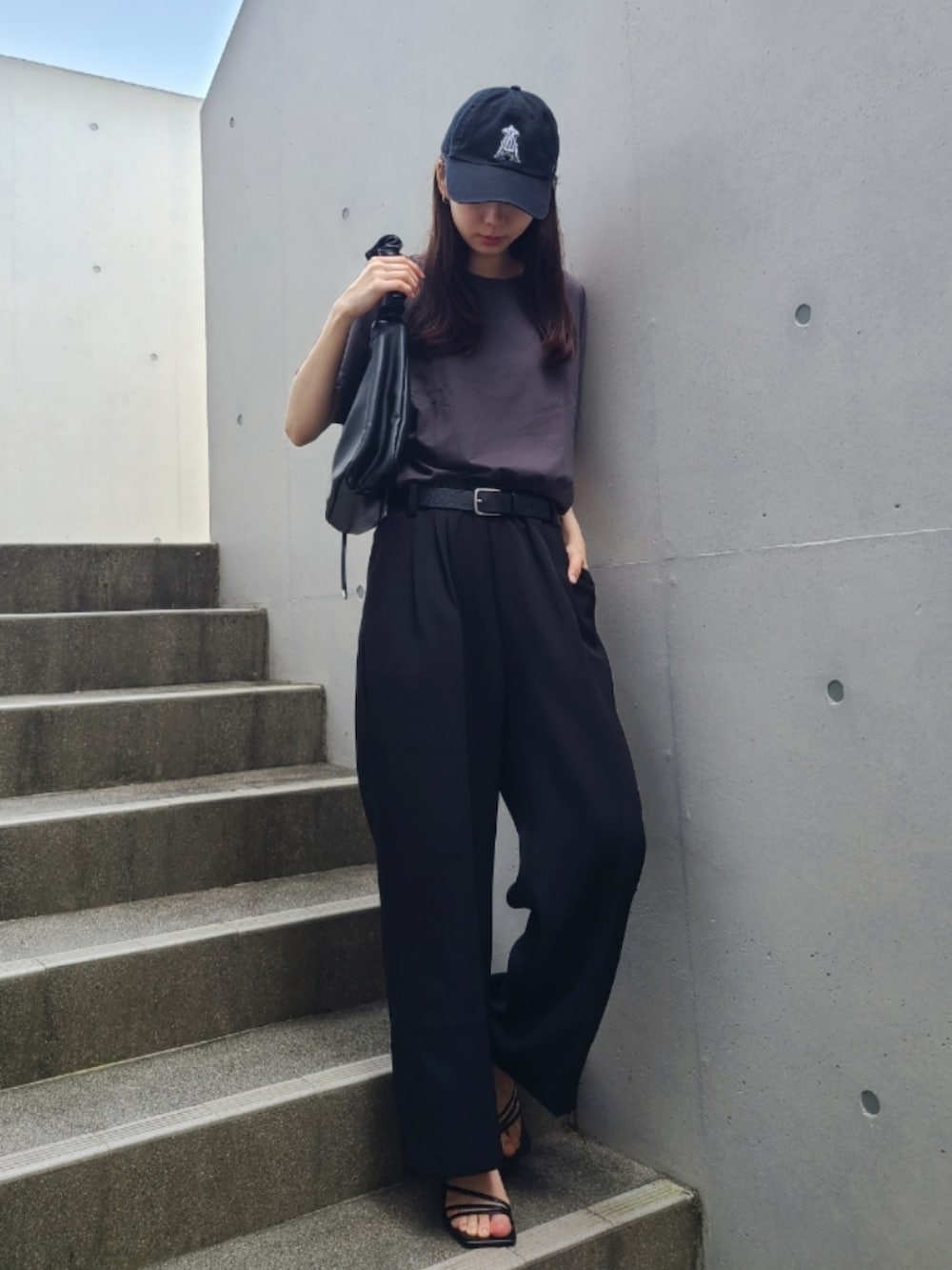 ブラック系のその他パンツ、ブラック系のショルダーバッグ、グレー系のトップスを着用したレディースの春コーディネートの4枚目の写真