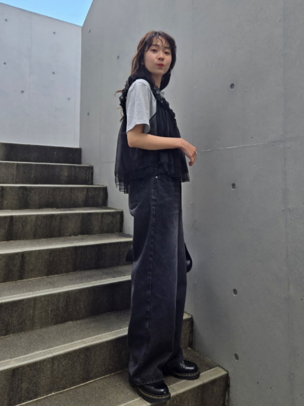 グレー系のTシャツ/カットソー、ブラック系のボストンバッグ、ブラック系のブーツを着用したレディースの春コーディネートの2枚目の写真