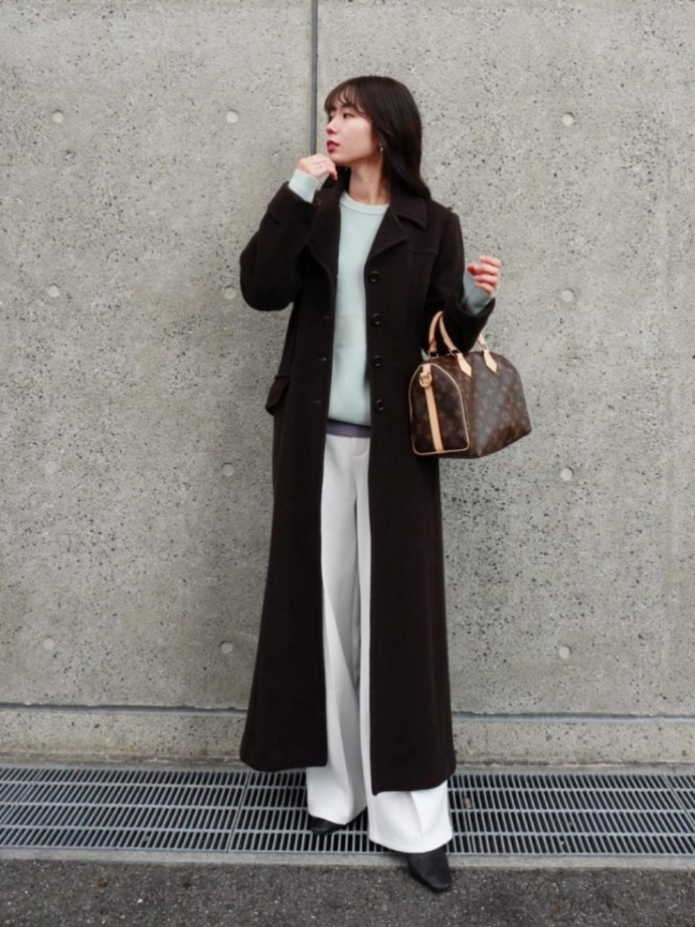 グリーン系のニット/セーター、ホワイト系のその他パンツ、ブラウン系のジャケット/アウターを着用したレディースの冬コーディネートの3枚目の写真