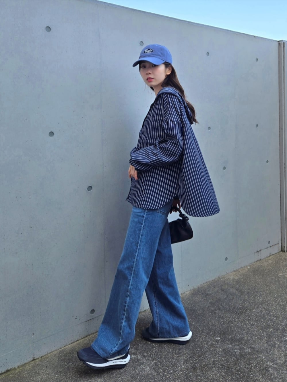 ブルー系のシャツ/ブラウス、ベージュ系のMA-1、ベージュ系のカーディガン/ボレロを着用したレディースの春コーディネートの3枚目の写真