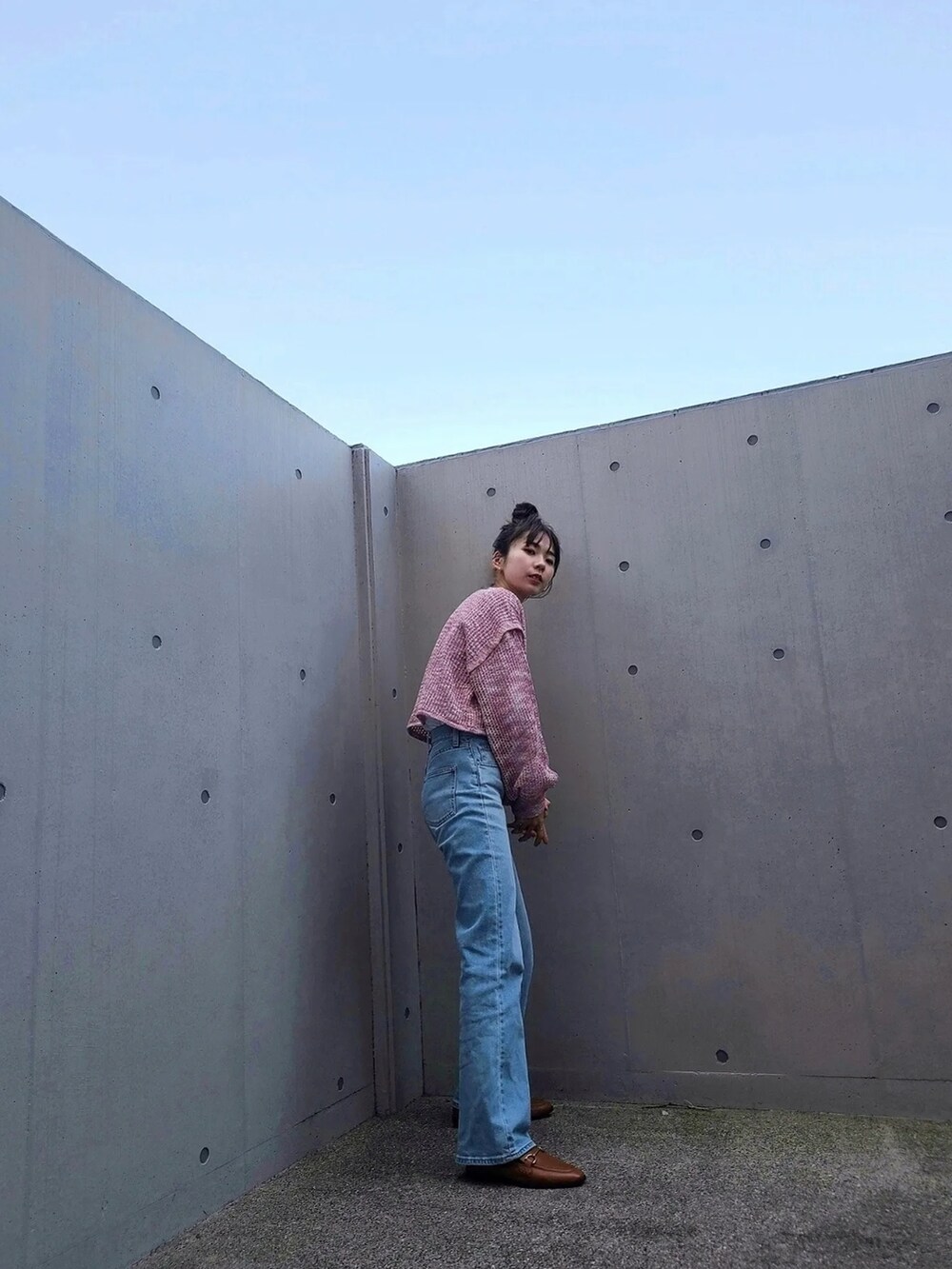 ピンク系のカーディガン/ボレロ、ブラウン系のシューズ、ブルー系のデニムパンツを着用したレディースの春コーディネートの3枚目の写真