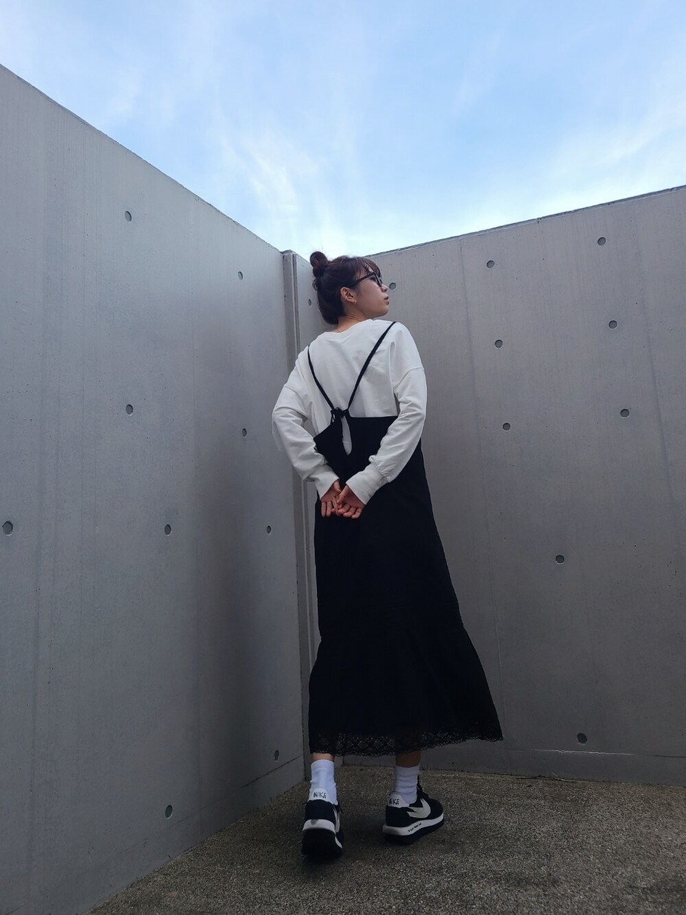 ブラック系のワンピース、ブルー系のスニーカー、ブルー系のスニーカーを着用したレディースの冬コーディネートの3枚目の写真